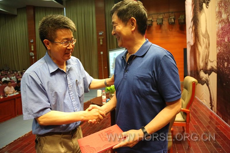 濮存昕受聘“马教授”.jpg