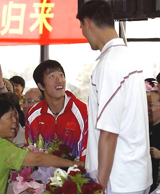 当刘翔遇见姚明 搞笑眼神让人捧腹