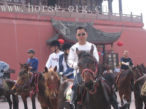 成都大马帮将与成都马主协会举行野骑联谊会及民族歌舞篝火烧烤晚会