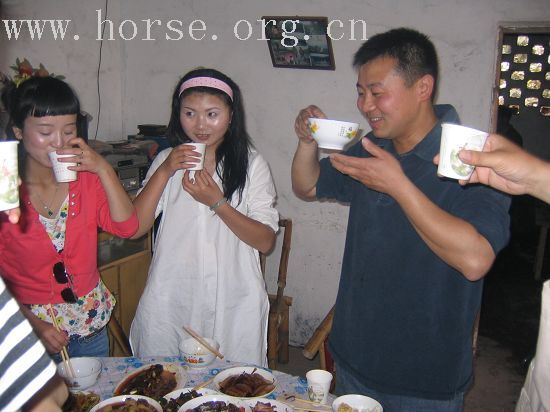 成都大马帮将与成都马主协会举行野骑联谊会及民族歌舞篝火烧烤晚会