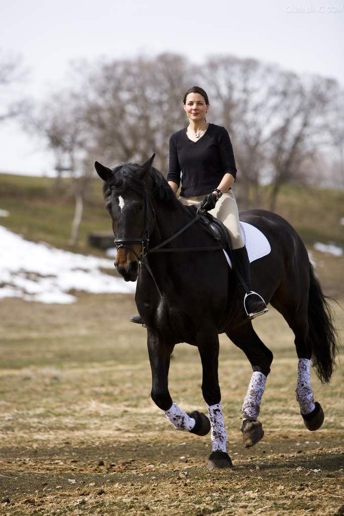 高清大图】<em>美女</em>骑马奔跑---<em>绝对养眼</em>-+经典MM