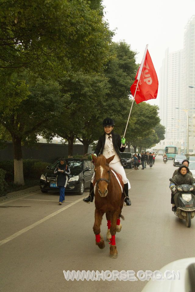 骑马穿越闹市