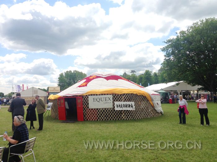 英国皇家温莎马展上 马尚中国带来的内蒙古包展示中国马背文化.jpg