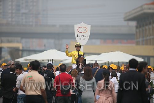 比赛冠军亮相.JPG