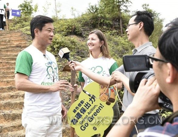 7马会可持续发展委员会委员、零售部主管郑远成在接受当地电视台的采访，左二为马会持.jpg