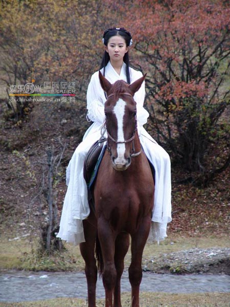 最纯美的古装少女骑马照