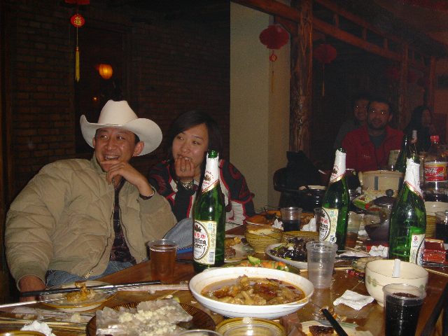 谁的眼泪在飞——北京马友生日晚会上，受到大家的关爱，球筒同学幸福的眼泪！！衷心祝愿大家春节