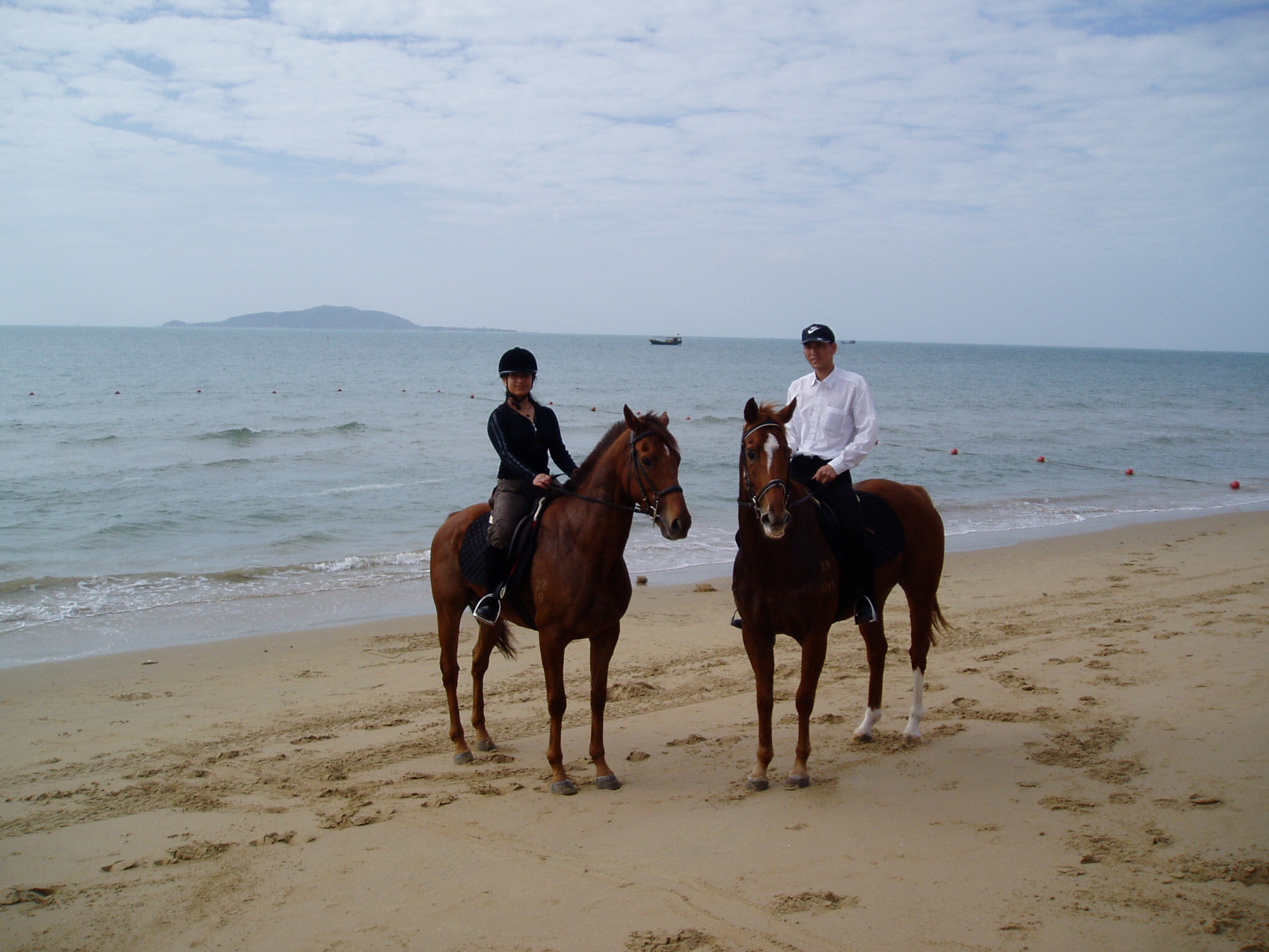 碧海蓝天万里舒，帅哥做伴同踏浪，阳光海岸骑纯血，千里银滩三亚湾。怎一个“爽”字了得啊！