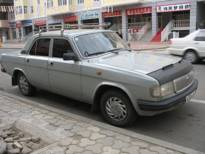 在满洲里看俄罗斯祖奶级的私家车２