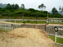 在深圳惠州“柏骏马术会”修建越野障碍赛道是2007年锦标赛的场地