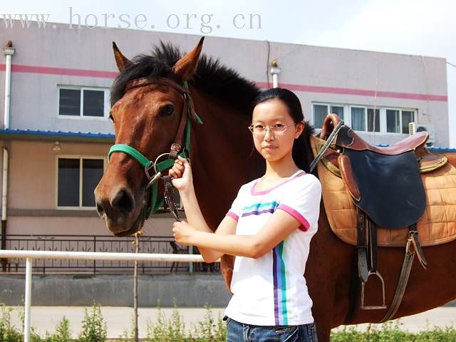 [贴图]带着女儿来(青岛登程马术俱乐部)骑马