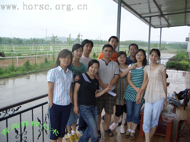 大雨滂沱挡不住骑马的豪情