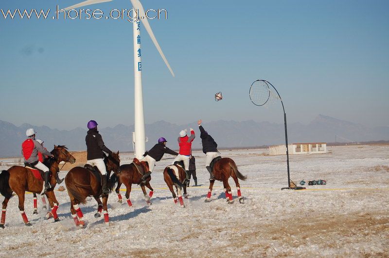 世界第一场雪地马篮球比赛在京西草原举行（乌扎拉拍摄）