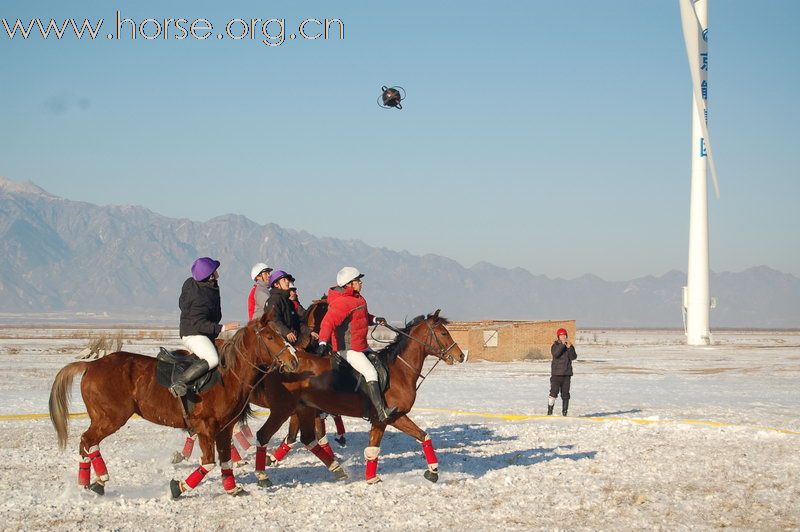 世界第一场雪地马篮球比赛在京西草原举行（乌扎拉拍摄）