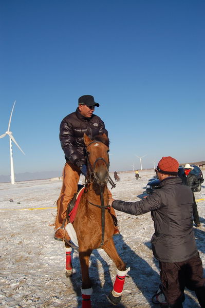 世界第一场雪地马篮球比赛在京西草原举行（乌扎拉拍摄）