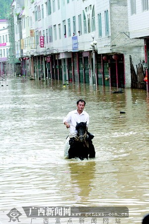 南方持续大暴雨，但是这哥们实在太帅了，帅死了