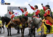 韩国中小学生骑马到日本大使馆抗议