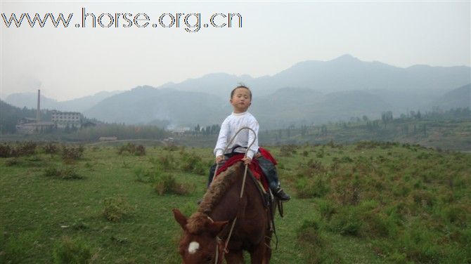 湘西土家族苗族自治州保靖沙坪度假村的小骑手
