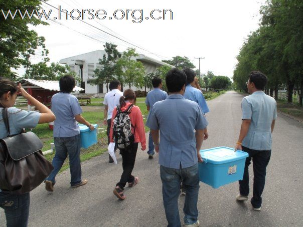 泰國的獸醫學生在軍營內過了一整天
