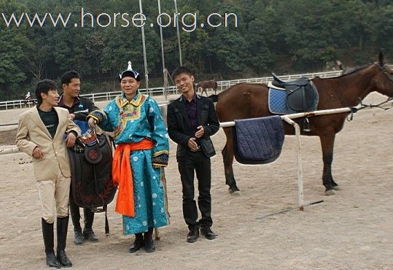 浙江永康黑马骑士庄园俱乐部来了内蒙古人骑马。唱蒙古歌。喝着草原王。