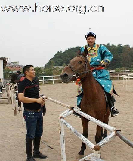 浙江永康黑马骑士庄园俱乐部来了内蒙古人骑马。唱蒙古歌。喝着草原王。