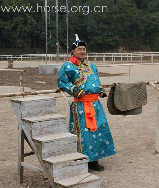 浙江永康黑马骑士庄园俱乐部来了内蒙古人骑马。唱蒙古歌。喝着草原王。