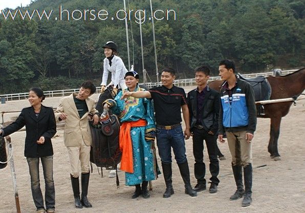 浙江永康黑马骑士庄园俱乐部来了内蒙古人骑马。唱蒙古歌。喝着草原王。