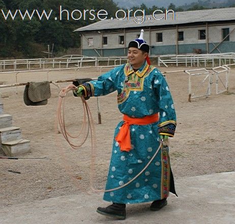 浙江永康黑马骑士庄园俱乐部来了内蒙古人骑马。唱蒙古歌。喝着草原王。