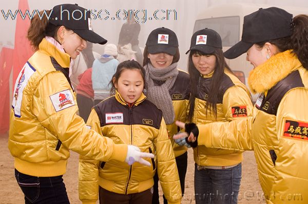 11月28日中国北京永定河冬季耐力赛上拍的美女