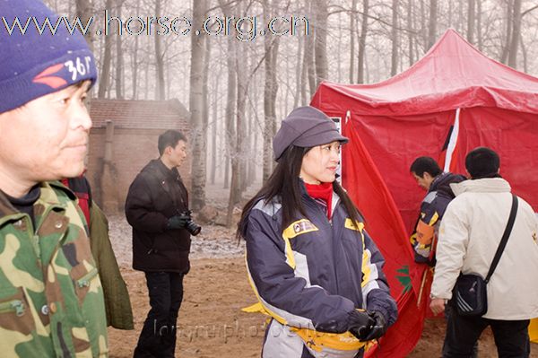 11月28日中国北京永定河冬季耐力赛上拍的美女