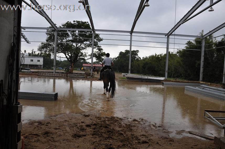 先經過積水的室內場