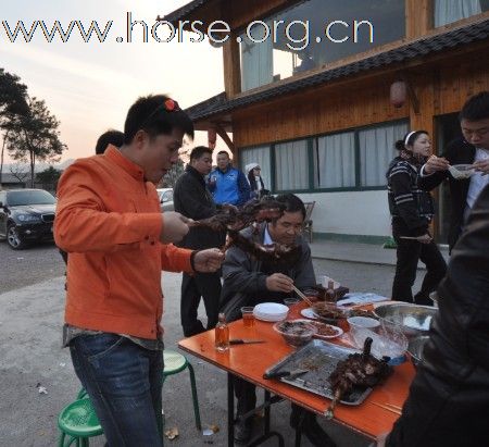 温州马友特意过来和我们烤全羊，篝火，骑马比赛！