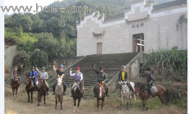 温州马友特意过来和我们烤全羊，篝火，骑马比赛！