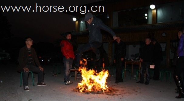 温州马友特意过来和我们烤全羊，篝火，骑马比赛！