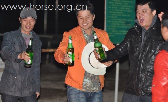 温州马友特意过来和我们烤全羊，篝火，骑马比赛！