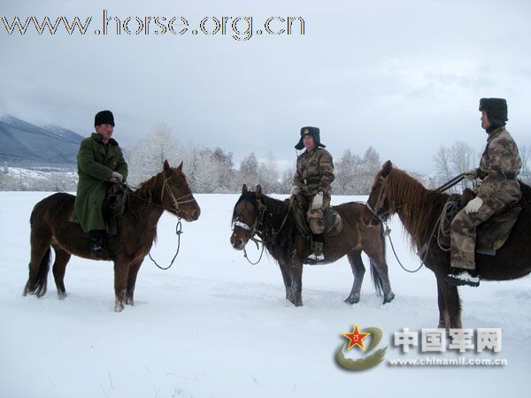 新疆军区边防某部官兵乐守雪山比奉献