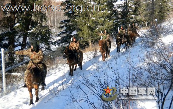 新疆军区边防某部官兵乐守雪山比奉献