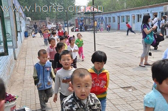 心手相连传递爱：5.15北京马友希望小学献爱心