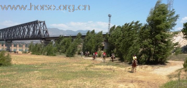 跃马明长城，金樽对明月