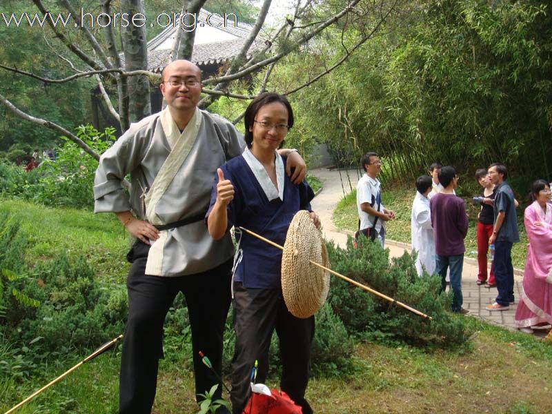 [贴图]参加端午节汉服活动教MM射箭归来