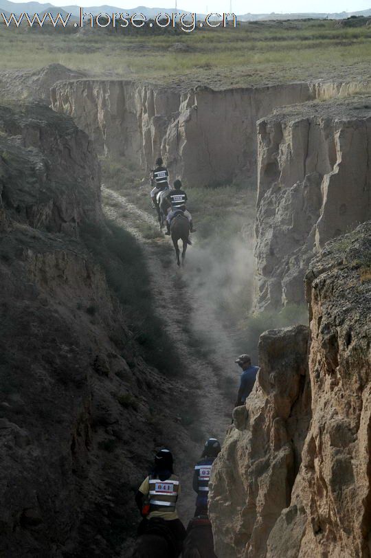 走出峡谷，拥抱夕阳：银川耐力赛终点