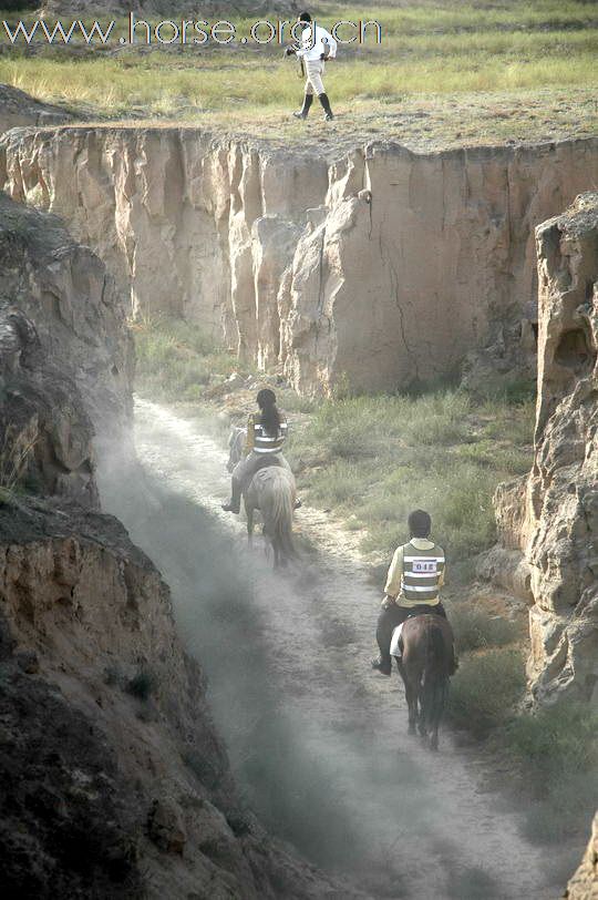 走出峡谷，拥抱夕阳：银川耐力赛终点