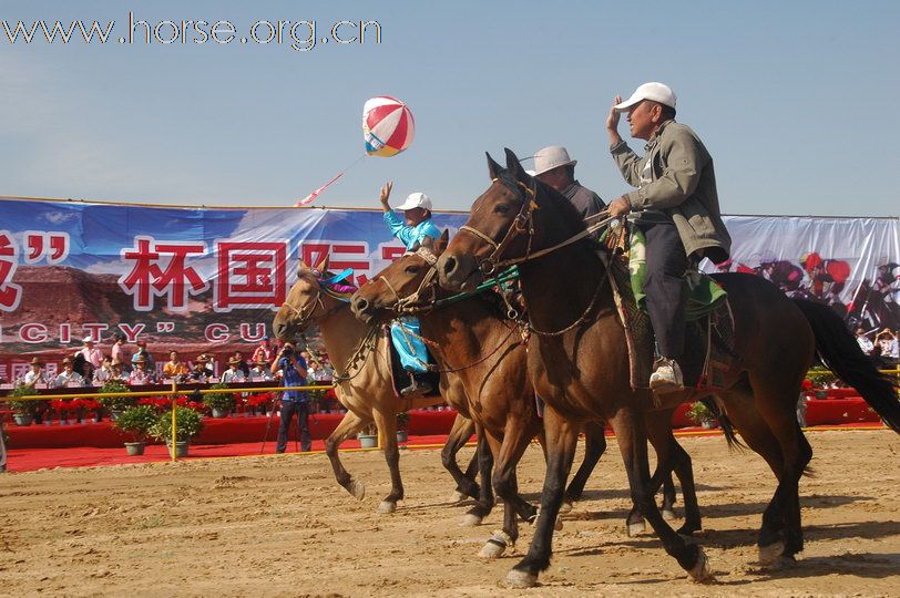 雄赳赳气昂昂：银川耐力赛万人开幕式