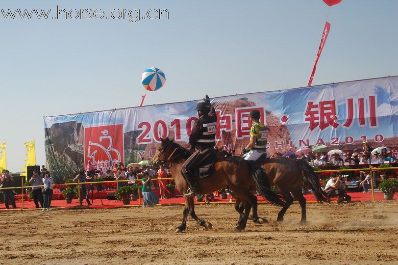 雄赳赳气昂昂：银川耐力赛万人开幕式