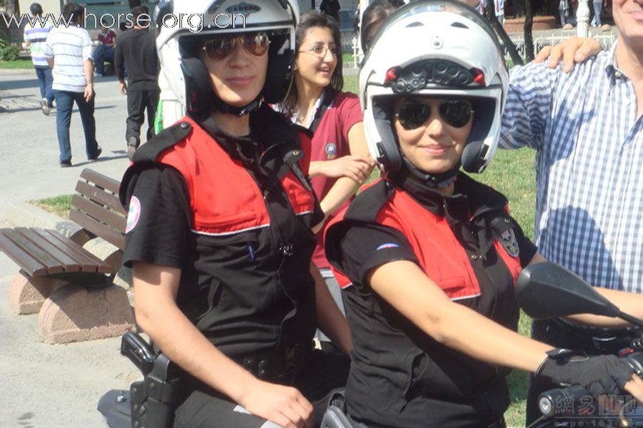 漂亮的土耳其女騎(摩托)警