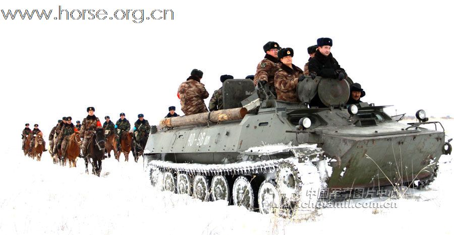 中国骑兵巡逻边境，哈萨克斯坦装甲车助为开道