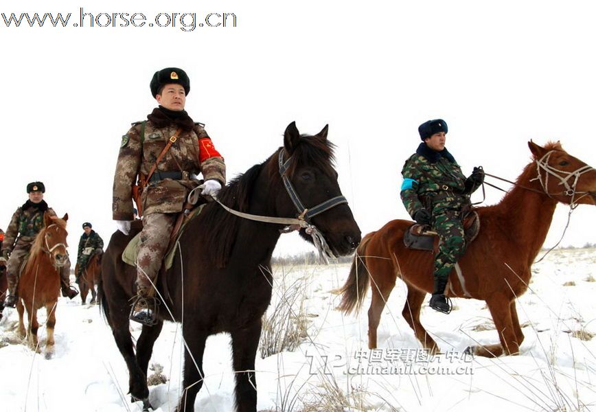 中国骑兵巡逻边境，哈萨克斯坦装甲车助为开道