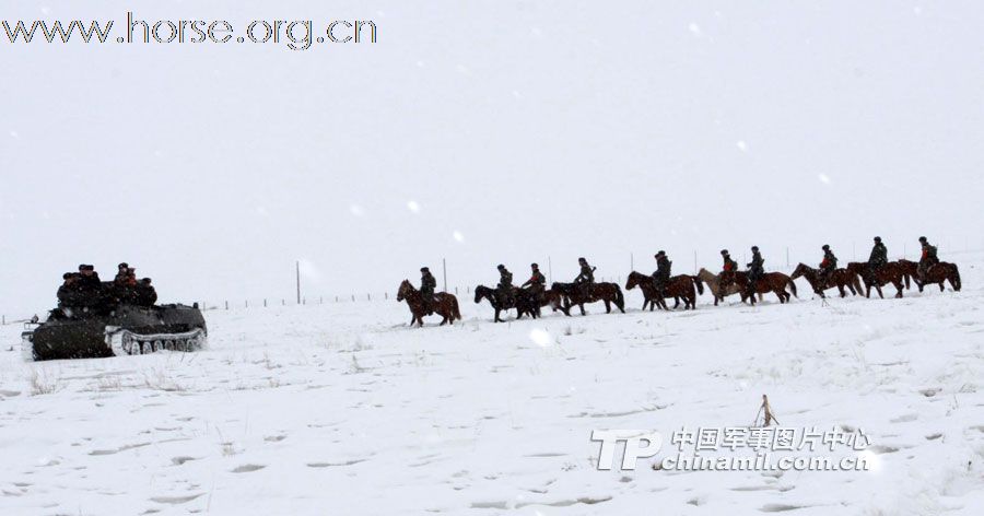 中国骑兵巡逻边境，哈萨克斯坦装甲车助为开道