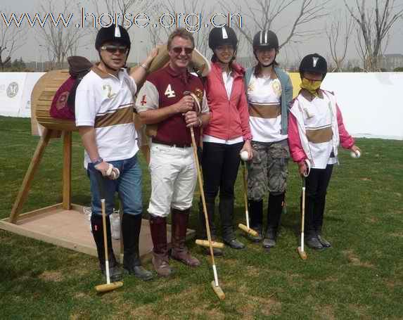 少年初试策马击鞠乐  欢欣满载环亚国际马球会