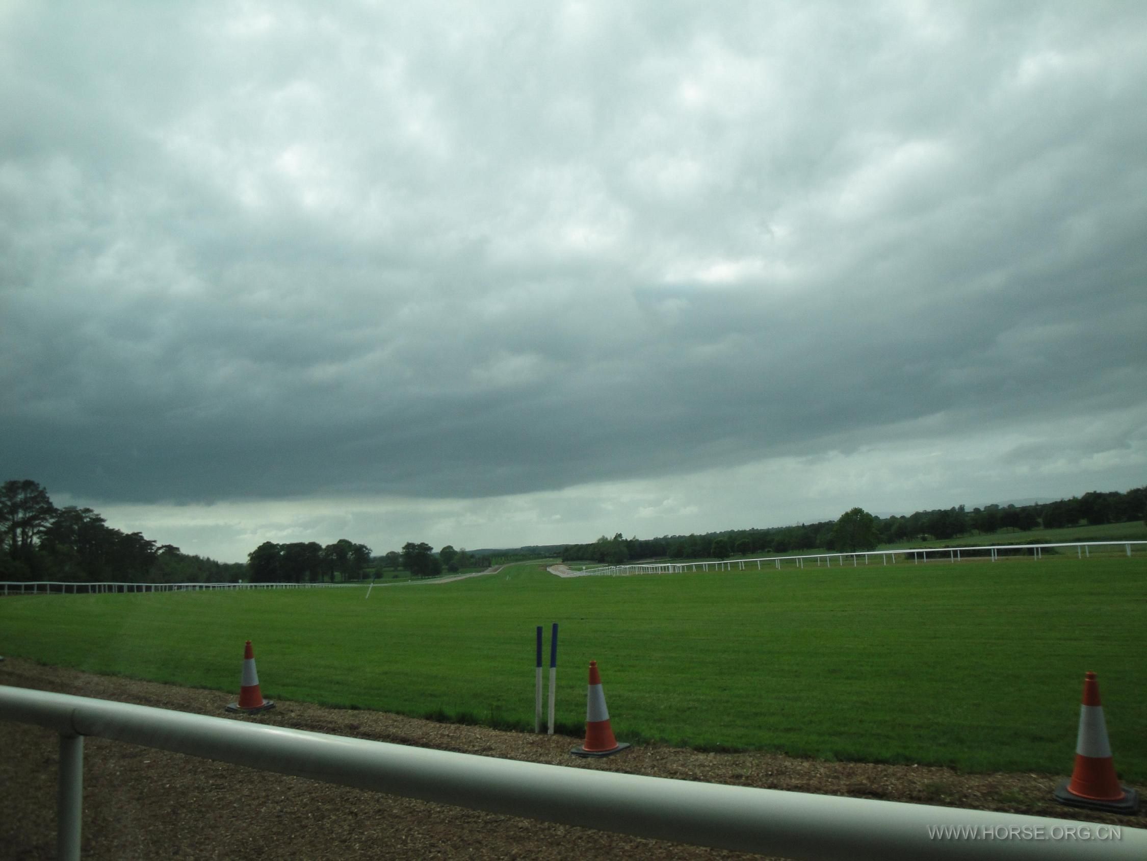 Ballydoyle场地设计全部按照各大赛场跑道拷贝复制，以图让马匹在大赛前尽早适应赛场.JPG ... ... ... ...